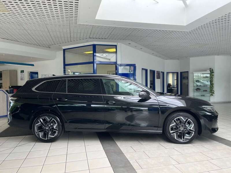 Grenadillschwarz Neu 2024 VW Passat Pro Kombi | 42.990 € (Fairer Preis) - Bild 1/4