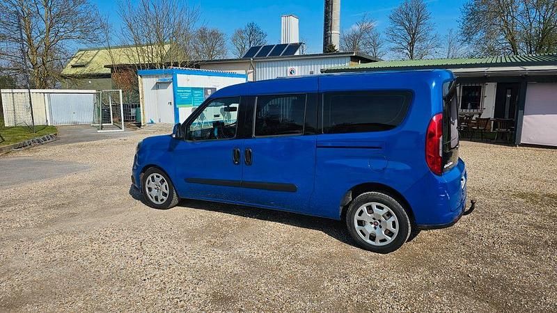 Gebraucht Fiat Doblò 95 PS (69 kW) 2018 Blau Van / Kleinbus