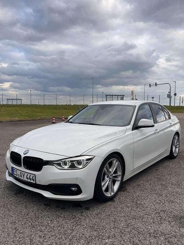 Weiß Gebraucht 2015 BMW 318 Limousine | 10.890 € (Fairer Preis) - Bild 1/4
