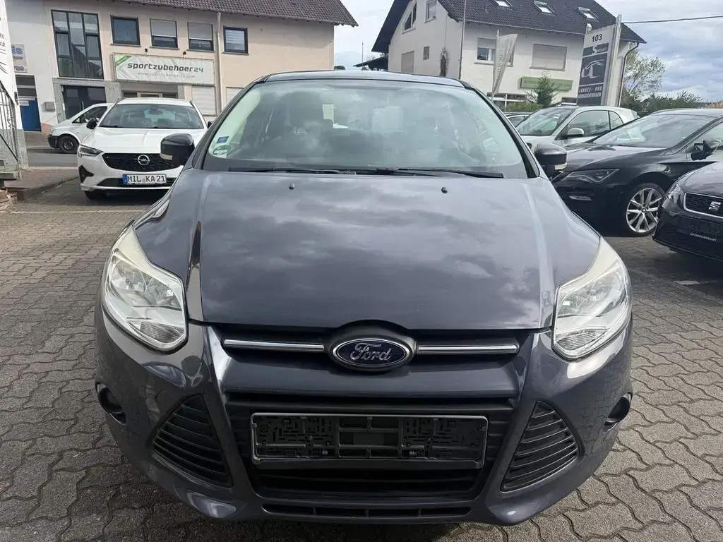 Gebraucht Ford Focus Trend 125 PS (91 kW) 2014 Grau Limousine