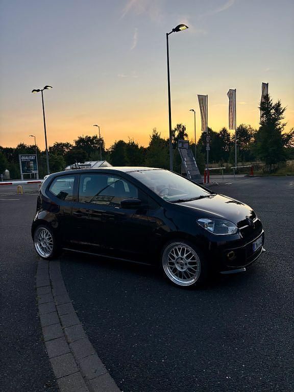 Schwarz Gebraucht 2017 VW up! high up! Kleinwagen | 5.999 € (Guter Preis) - Bild 1/4