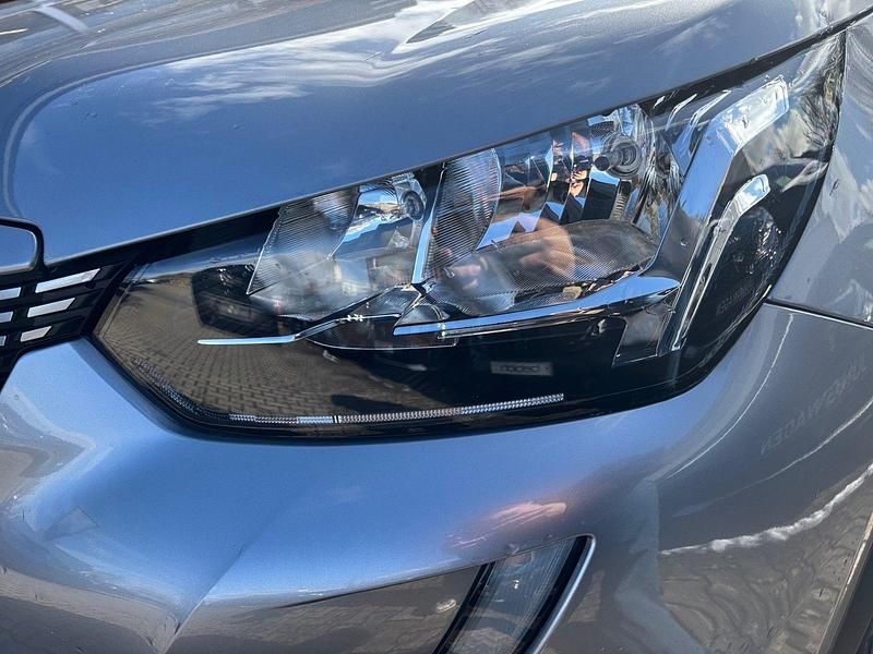 Gebraucht Peugeot e-2008 Active 100 kW (136 PS) 2022 Silber SUV