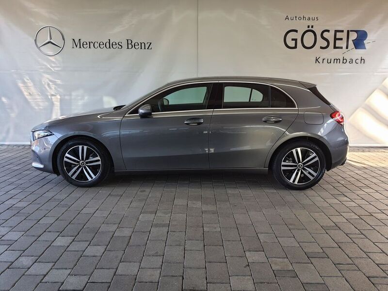 Grau Gebraucht 2020 Mercedes A180 Business Limousine | 22.490 € (Fairer Preis) - Bild 1/4