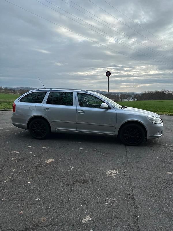 Gebraucht Skoda Octavia 122 PS (89 kW) 2009 Silber Kombi