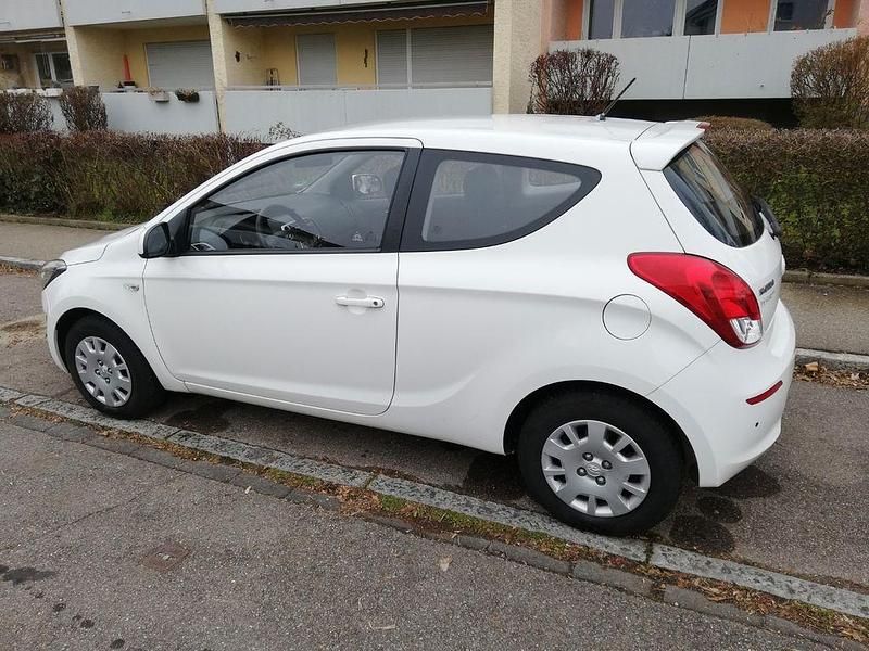 Gebraucht Hyundai i20 Edition 86 PS (63 kW) 2012 Weiß Kleinwagen