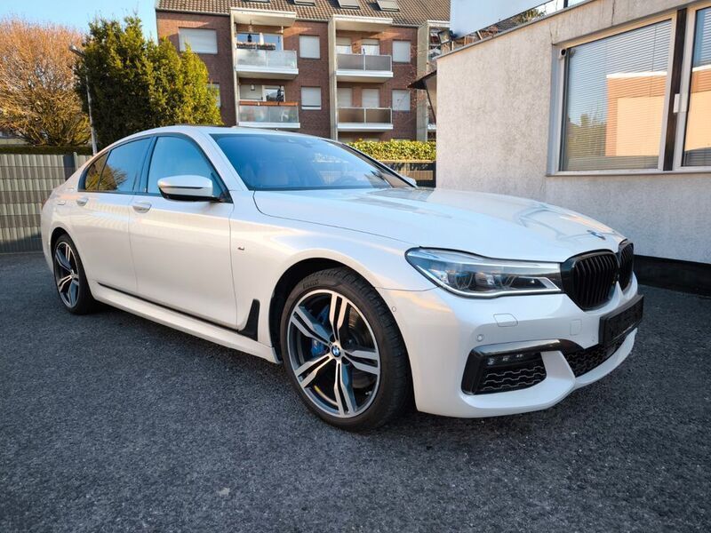 Mineralweiss metallic Gebraucht 2017 BMW 750 M Sport Limousine | 31.490 € (Fairer Preis) - Bild 1/4