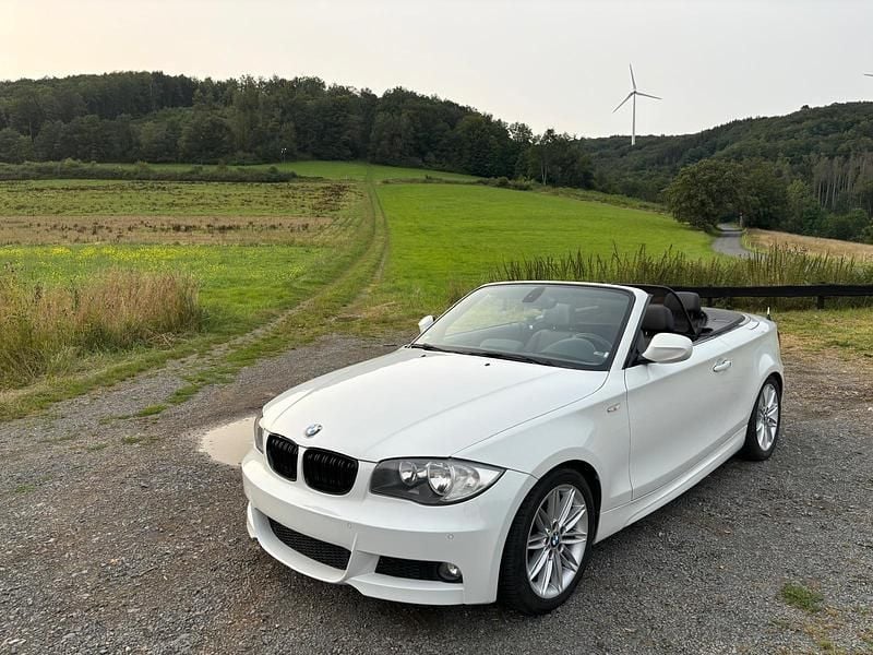 Weiß Gebraucht 2009 BMW 118 Cabriolet M Sport Cabrio | 7.099 € (Etwas zu teuer) - Bild 1/4