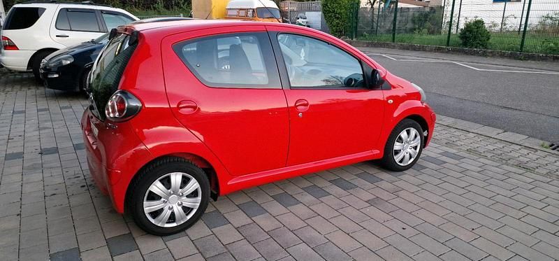 Rot Gebraucht 2009 Toyota Aygo Kleinwagen | 1.800 € (Etwas zu teuer) - Bild 1/4