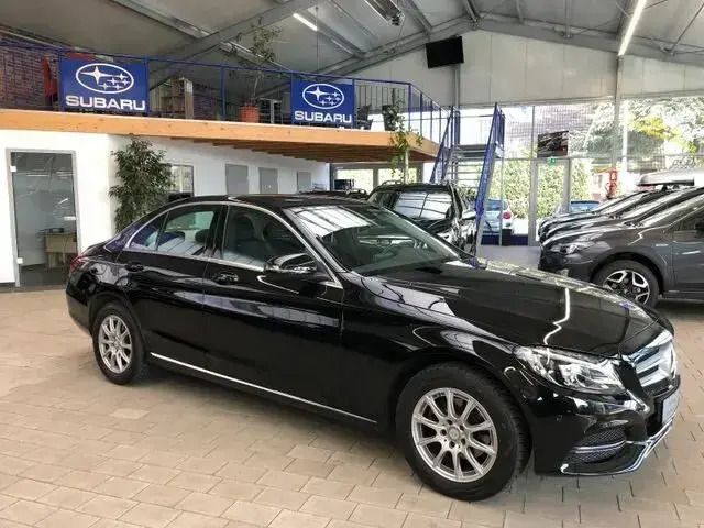 Schwarz metallic Gebraucht 2016 Mercedes C180 Limousine | 21.950 € (Etwas zu teuer) - Bild 1/4
