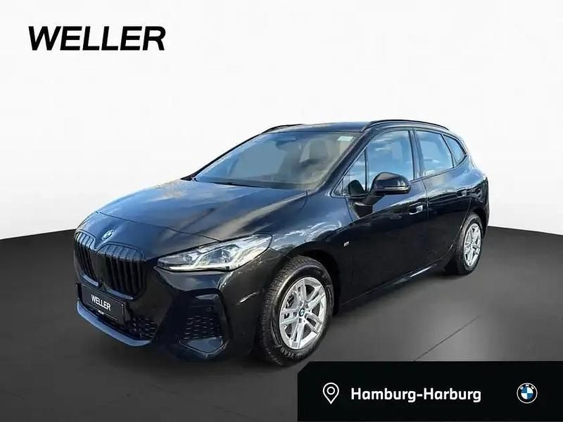 Black sapphire (schwarz) Gebraucht 2024 BMW 218 Active Tourer M Sport Van / Kleinbus | 33.980 € (Fairer Preis) - Bild 1/4