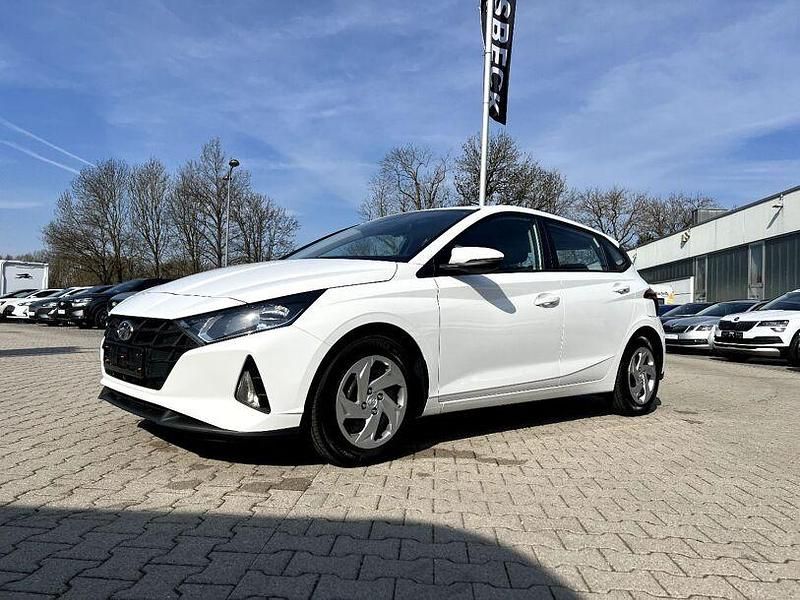 Gebraucht Hyundai i20 Select 84 PS (61 kW) 2022 Polar white (metallic) Kleinwagen