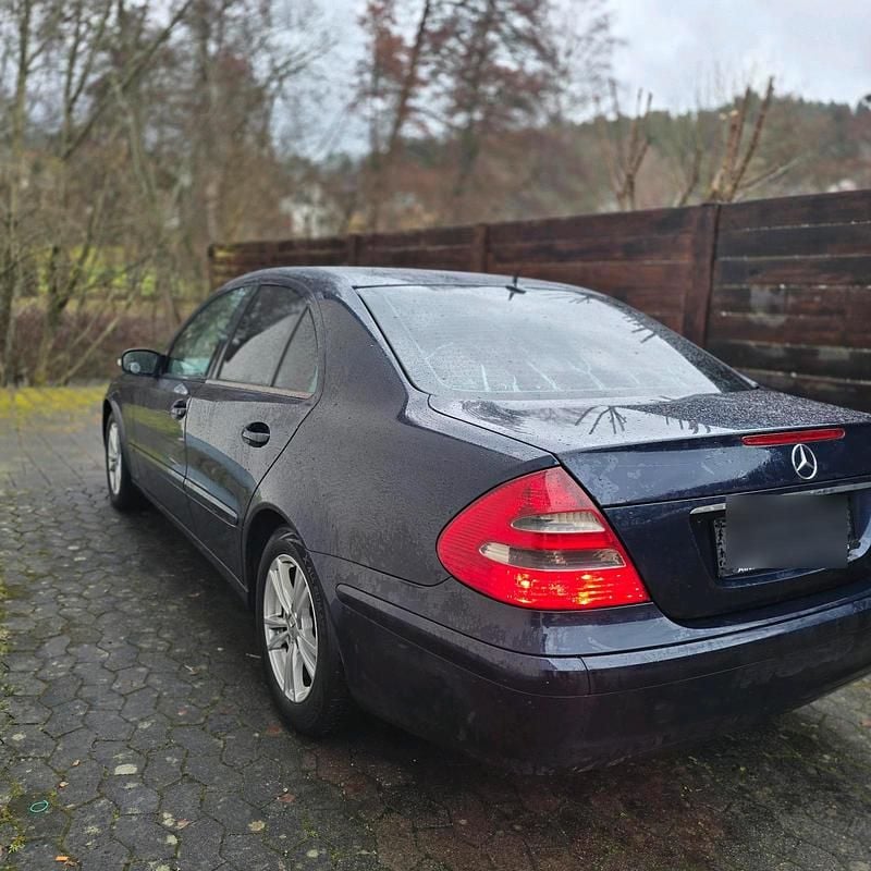 Gebraucht Mercedes E200 122 PS (89 kW) 2004 Blau Limousine