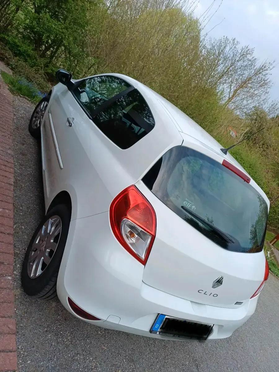 Gebraucht Renault Clio 75 PS (55 kW) 2014 Weiß Kleinwagen