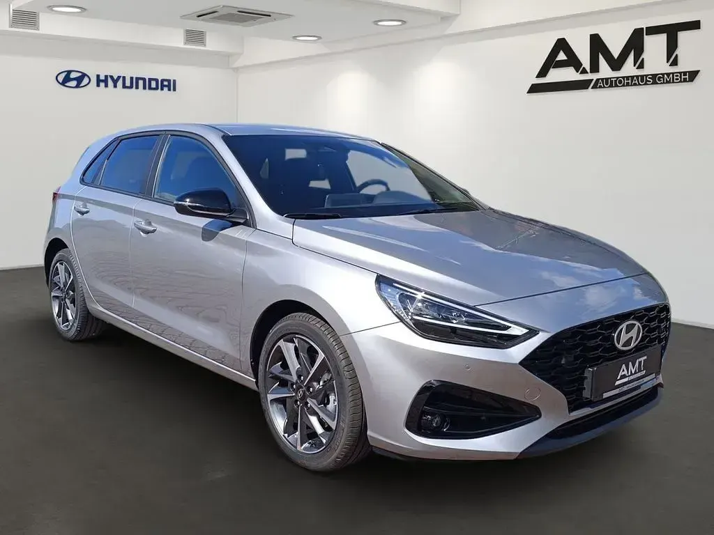 Neu Hyundai i30 Advantage 101 PS (74 kW) 2026 Shimmering silver Limousine