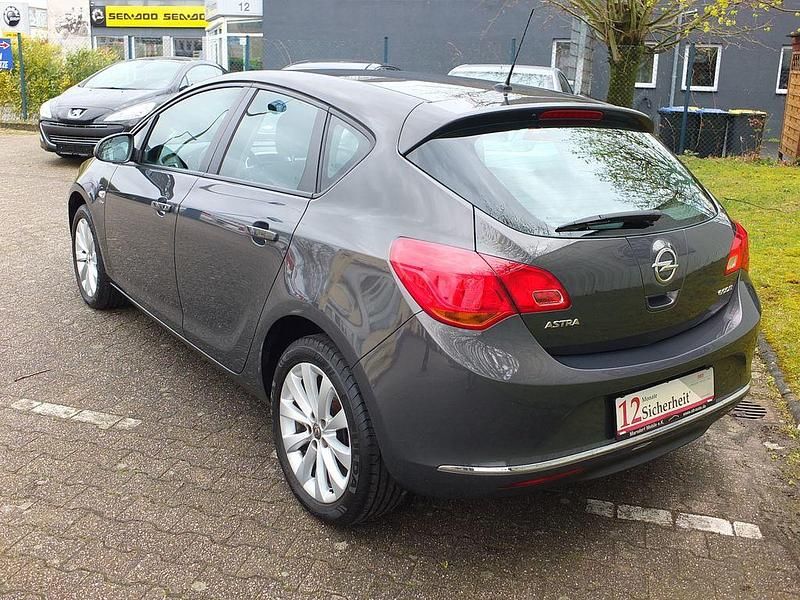 Gebraucht Opel Astra Active 101 PS (74 kW) 2013 Grau Limousine