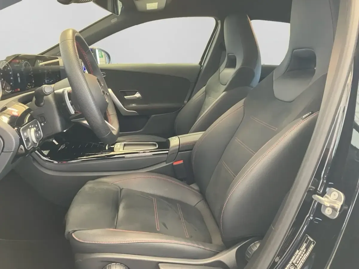 Gebraucht Mercedes A250 AMG 163 PS (119 kW) 2025 Unilack polarweiß Limousine