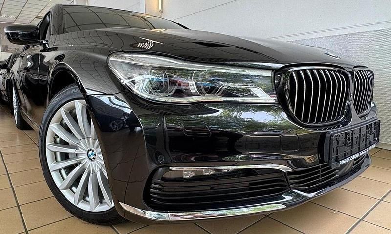 Black sapphire metallic Gebraucht 2017 BMW 730 Performance Limousine | 33.490 € (Fairer Preis) - Bild 1/4