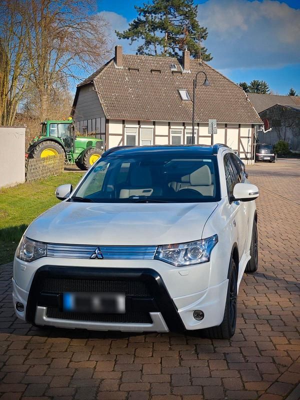 Gebraucht Mitsubishi Outlander P-HEV 121 PS (88 kW) 2014 Weiß SUV
