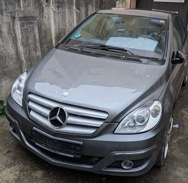 Gebraucht Mercedes B180 109 PS (80 kW) 2011 Grau Van / Kleinbus