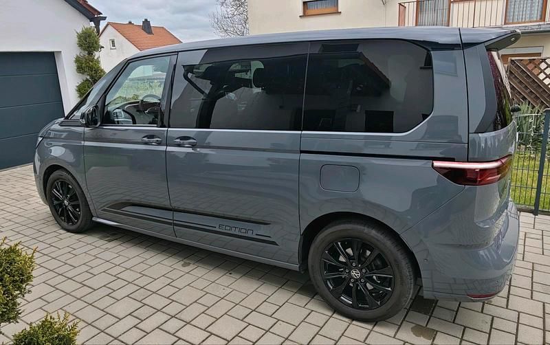 Gebraucht VW Multivan Edition 150 PS (110 kW) 2024 Grau Van / Kleinbus