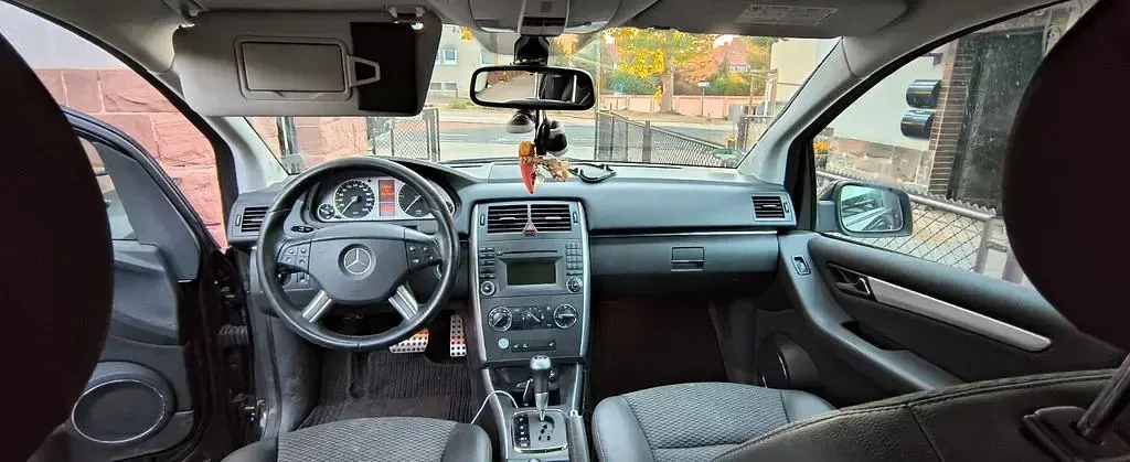 Gebraucht Mercedes B200 140 PS (102 kW) 2011 Schwarz Kleinwagen