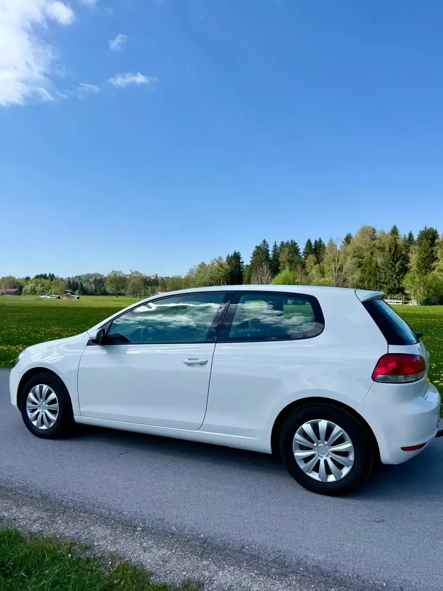 Gebraucht VW Golf VI 105 PS (77 kW) 2011 Weiß Kleinwagen