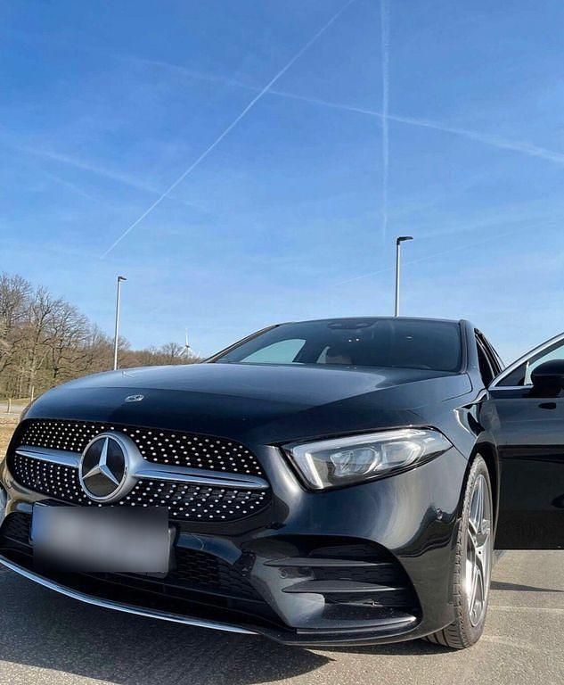 Schwarz Gebraucht 2019 Mercedes A180 AMG line Limousine | 20.500 € (Fairer Preis) - Bild 1/4