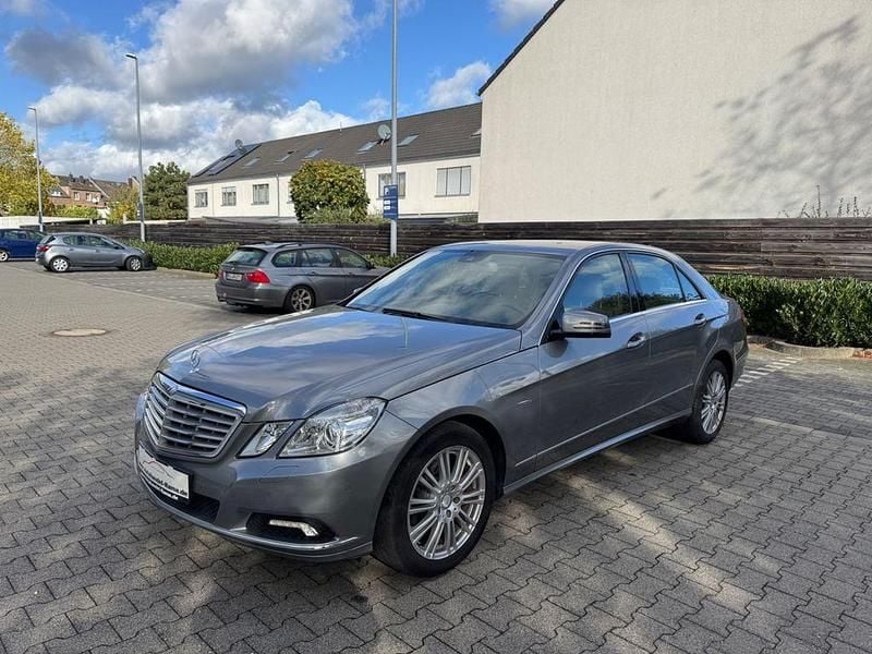 Silber Gebraucht 2010 Mercedes E200 Limousine | 11.990 € (Fairer Preis) - Bild 1/4