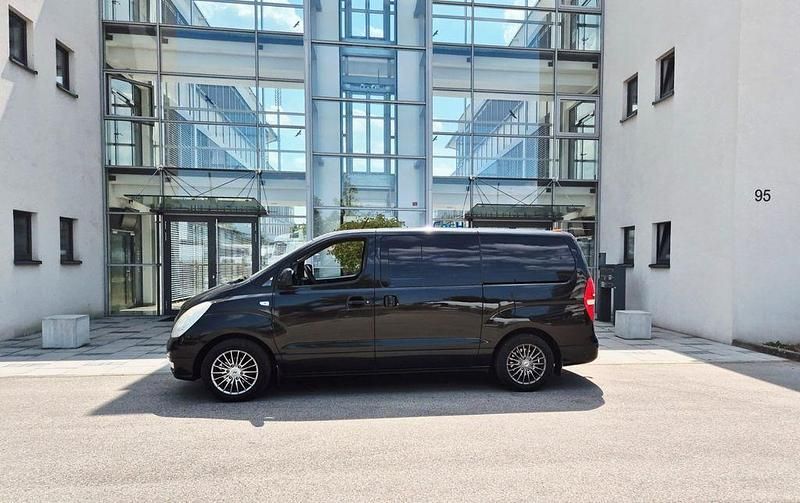 Schwarz Gebraucht 2012 Hyundai H-1 Premium Van / Kleinbus | 10.400 € (Superpreis) - Bild 1/4