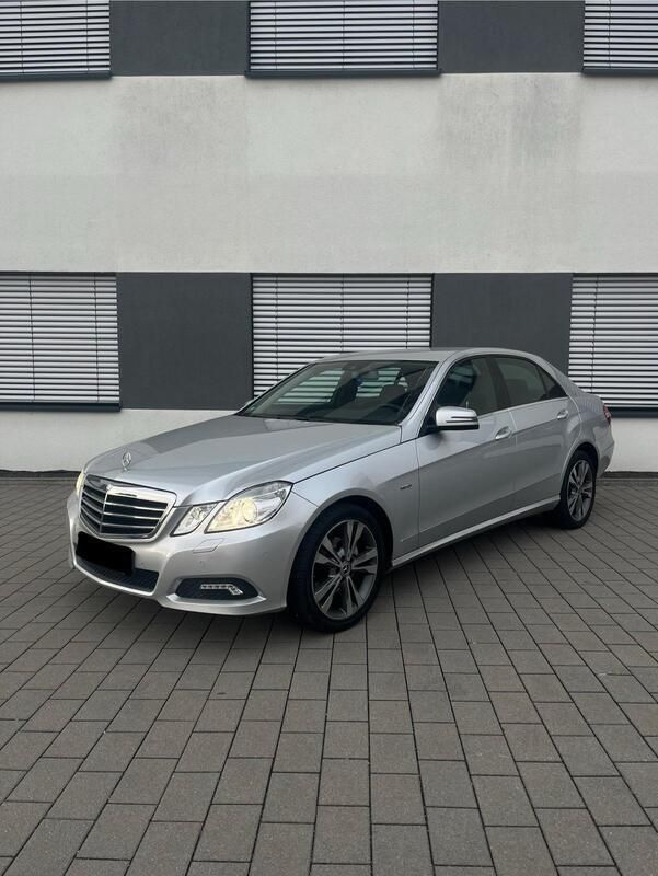 Silber Gebraucht 2009 Mercedes E200 Avantgarde Limousine | 12.000 € (Etwas zu teuer) - Bild 1/4