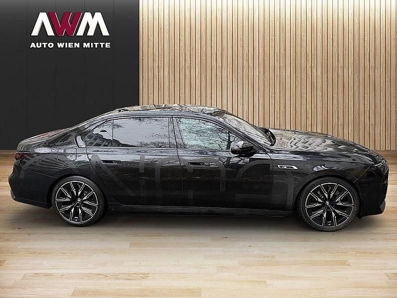 Gebraucht BMW M760e Performance 381 PS (280 kW) 2024 Schwarz Limousine
