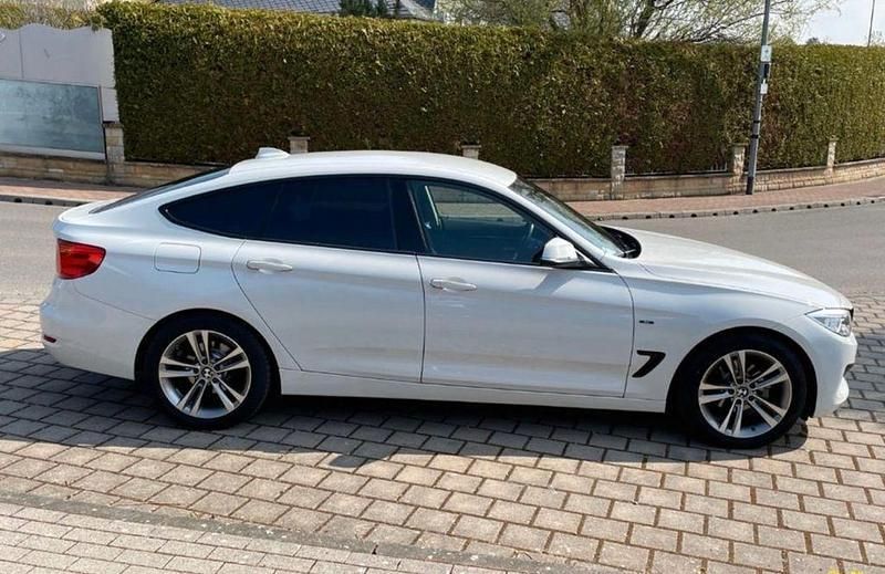 Weiß Gebraucht 2015 BMW 318 Gran Turismo M Sport Limousine | 14.800 € - Bild 1/4