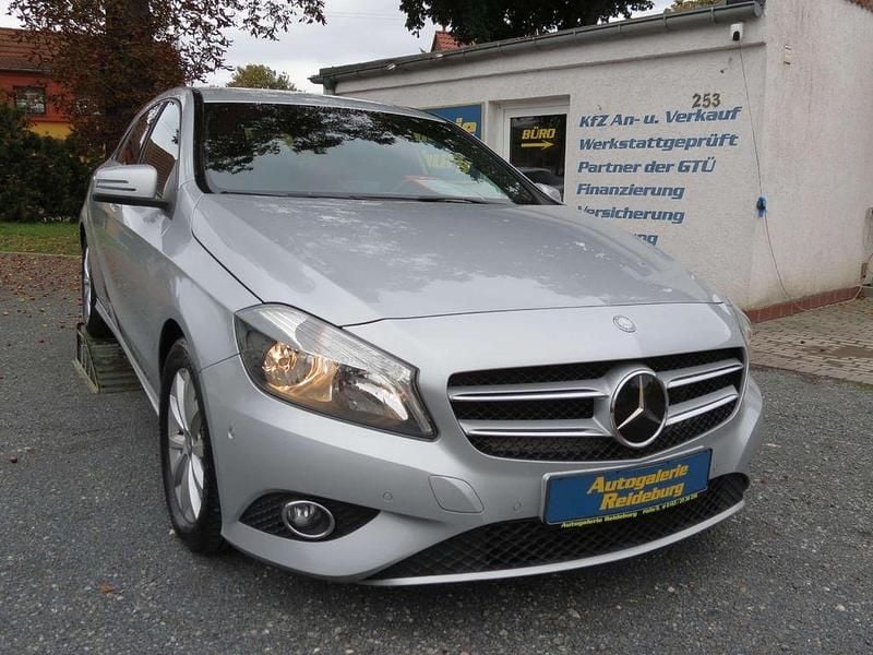 Silber Gebraucht 2014 Mercedes A200 Limousine | 12.440 € (Guter Preis) - Bild 1/4