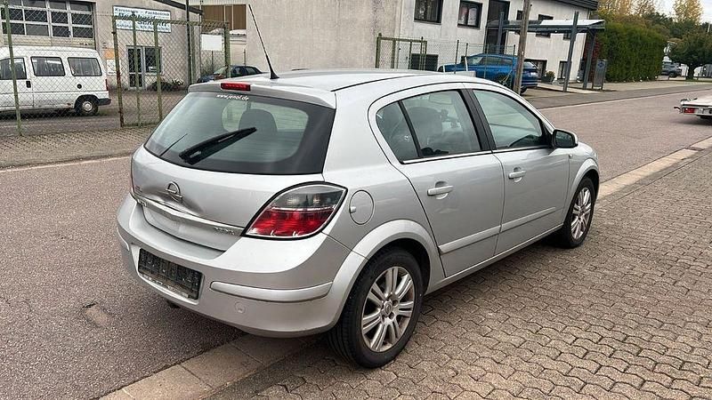 Gebraucht Opel Astra Innovation 110 PS (80 kW) 2009 Silber Limousine