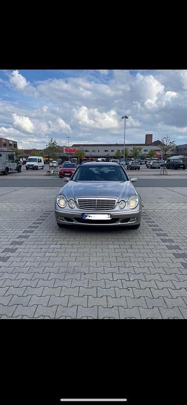 Silber Gebraucht 2005 Mercedes E220 Kombi | 3.900 € - Bild 1/4