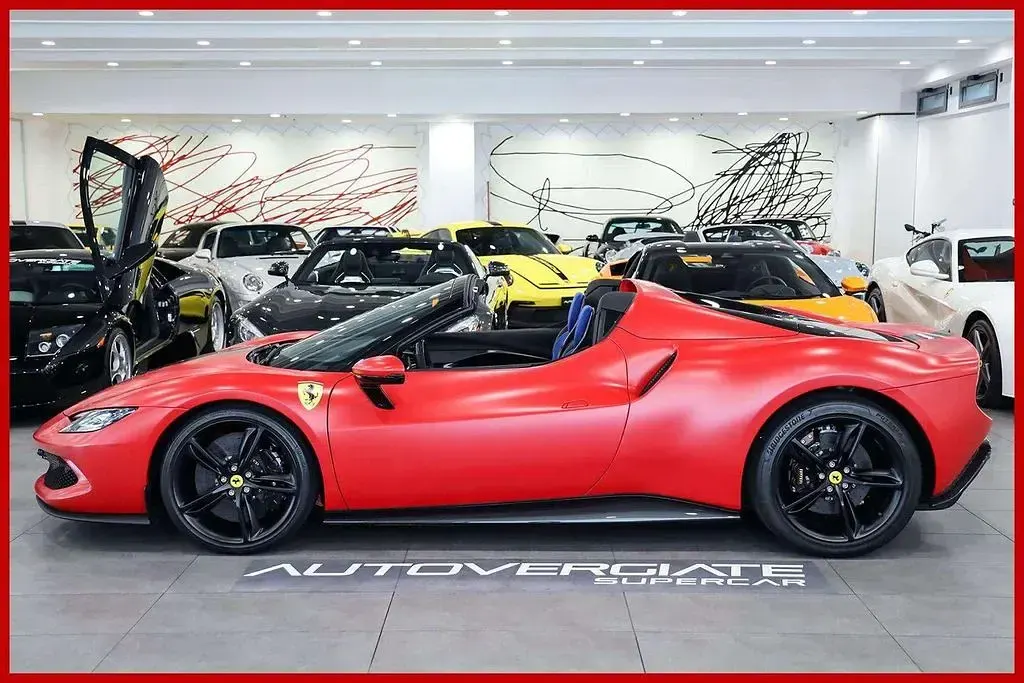 Gebraucht Ferrari 296 662 PS (486 kW) 2025 Rot Cabrio