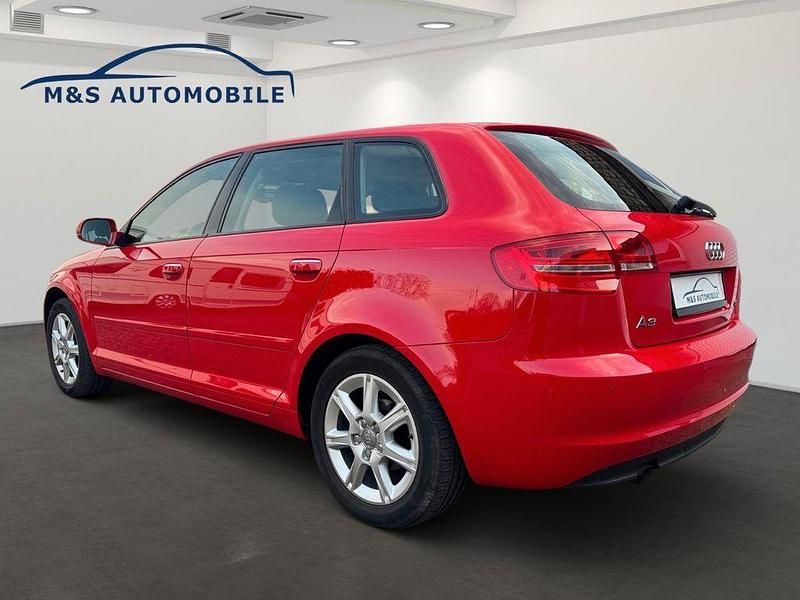 Gebraucht Audi A3 Ambiente 105 PS (77 kW) 2011 Rot Kleinwagen