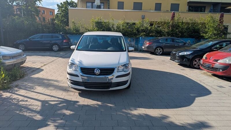 Weiß Gebraucht 2010 VW Touran Conceptline Van / Kleinbus | 3.500 € (Guter Preis) - Bild 1/4