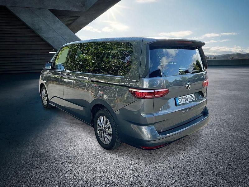 Gebraucht VW Multivan Life 150 PS (110 kW) 2025 Indiumgrau Van