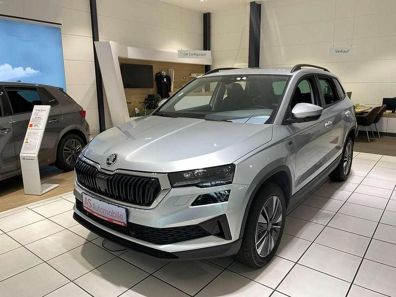 Brilliantsilber metallic Neu 2025 Skoda Karoq Tour SUV | 33.980 € (Fairer Preis) - Bild 1/4