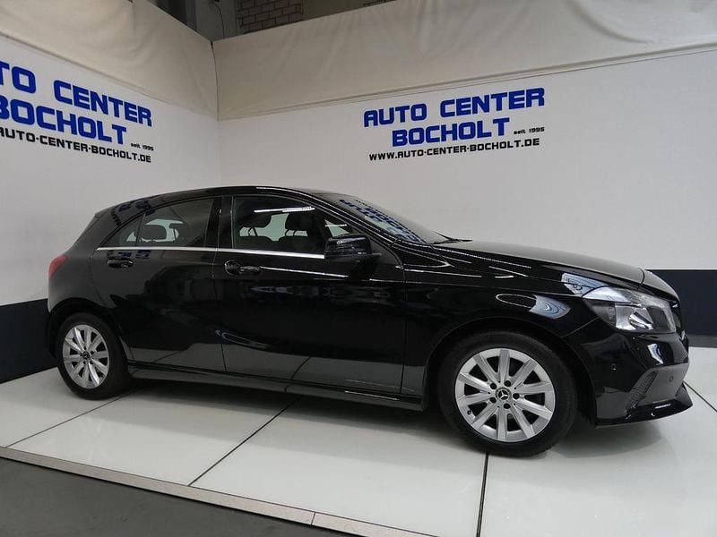 Gebraucht Mercedes A180 Style 122 PS (89 kW) 2017 Schwarz Limousine