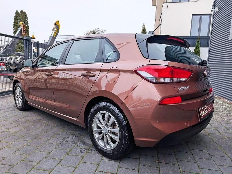 Gebraucht Hyundai i30 120 PS (88 kW) 2017 Braun Limousine