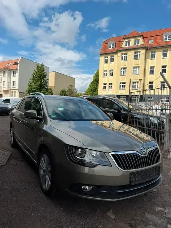 Gebraucht Skoda Superb Elegance 170 PS (125 kW) 2014 Grün Kombi
