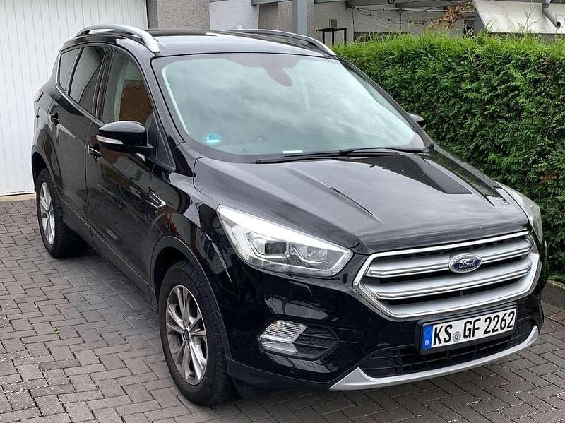 Tiefschwarz Gebraucht 2019 Ford Kuga Titanium SUV | 13.890 € (Superpreis) - Bild 1/4