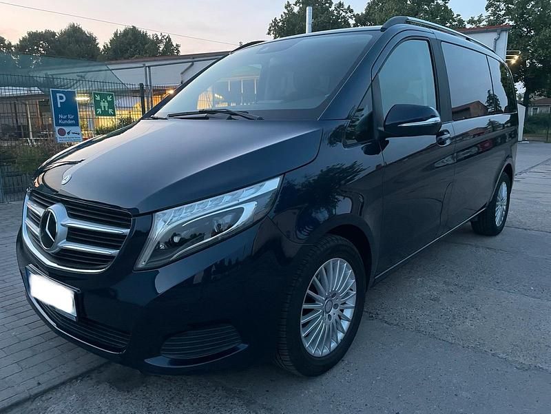Blau Gebraucht 2015 Mercedes V250 Van / Kleinbus | 32.000 € (Superpreis) - Bild 1/4