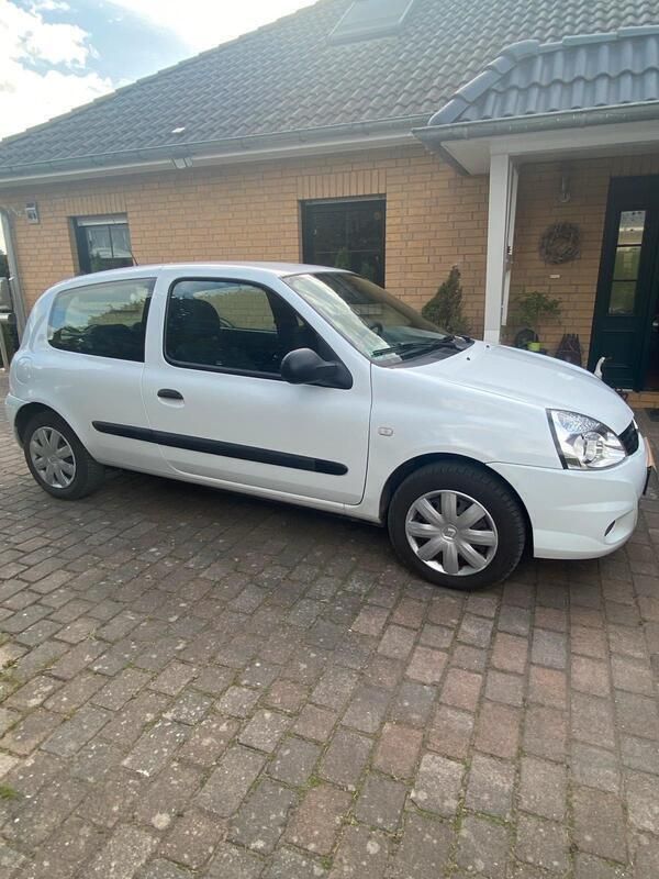 Weiß Gebraucht 2007 Renault Clio II Limousine | 1.799 € (Fairer Preis) - Bild 1/4