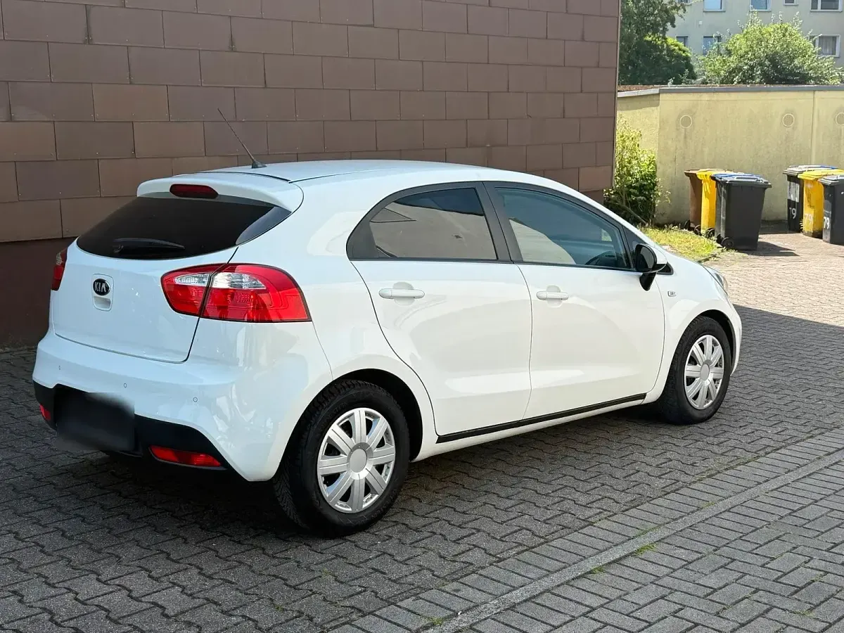 Gebraucht Kia Rio 86 PS (63 kW) 2014 Weiß Limousine
