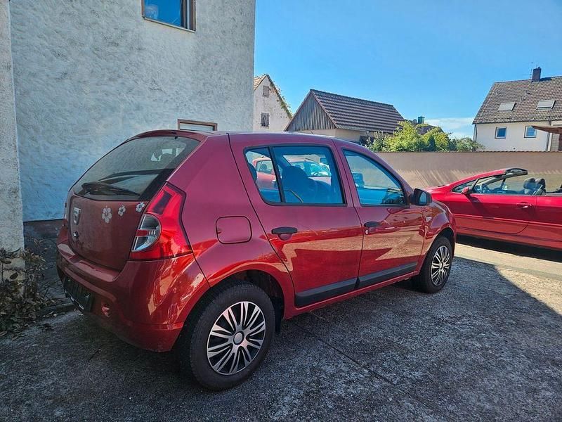 Gebraucht Dacia Sandero Ambiance 75 PS (55 kW) 2012 Rot Limousine