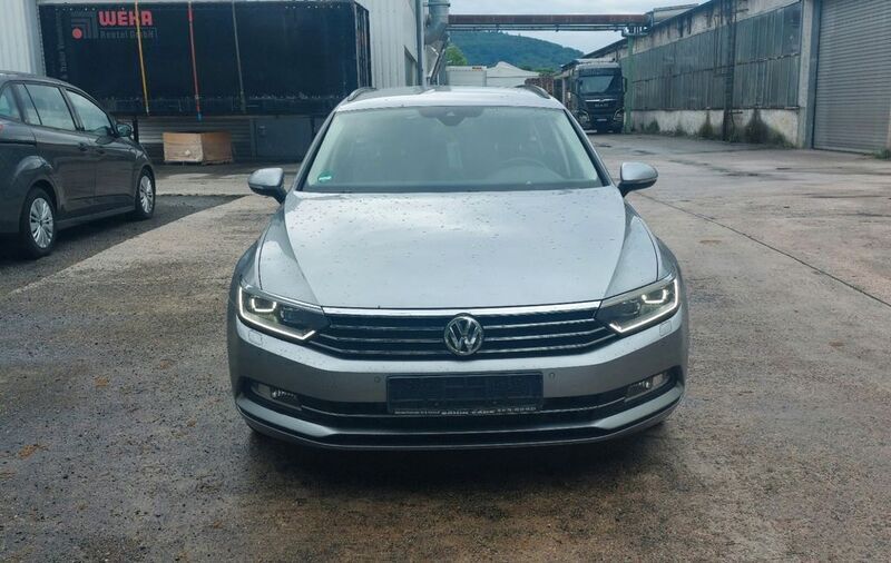 Silber Gebraucht 2018 VW Passat Comfortline Kombi | 10.900 € (Superpreis) - Bild 1/4