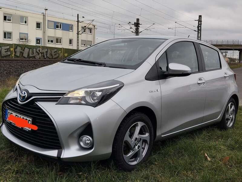 Grau Gebraucht 2016 Toyota Yaris Hybrid Comfort Kleinwagen | 12.000 € (Fairer Preis) - Bild 1/4